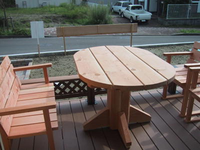 松の端材を利用したテーブルと椅子
