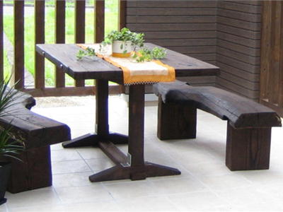 松の端材と古材を穂利用したテーブルとイス