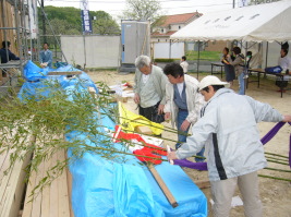 五色の旗を笹竹に取付ける